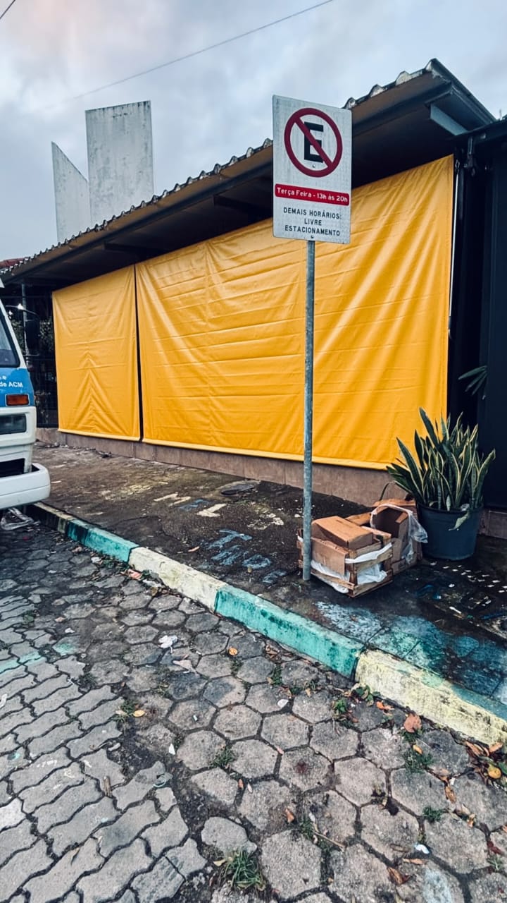 Toldos cortina amarelos em fachada comercial